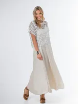 Blusa italiana calada con diseño floral en tono champagne, de mangas cortas y calce oversized.