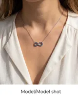Collar de acero con cadena fina y dije en forma de símbolo infinito decorado con cristales de colores.