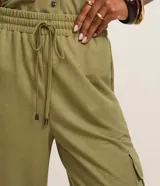 Pantalón largo verde militar de corte fluido, con cintura elástica, cordón de ajuste y bolsillos cargo en los laterales.