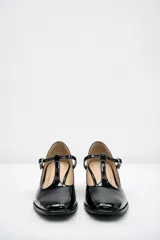 Zapatos negros de charol con diseño tipo T-bar y taco bajo de 4 cm.