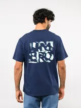 Remera de manga corta color blanco, con cuello redondo y logo de la marca estampado en color verde en el pecho.