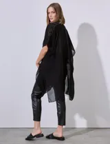 Kimono negro de gasa con apliques de brillos.