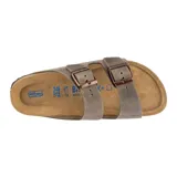 Sandalia Birkenstock modelo Arizona de dos correas ajustables con hebillas metálicas. Presenta capellada de cuero engrasado, plantilla anatómica de corcho y suela de goma antideslizante.