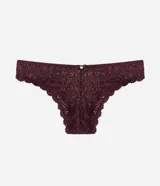Bombacha bikini Lov confeccionada en encaje rústico con textura floral, de laterales anchos y cintura elástica con aplique de moño y dije colgante.