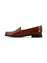 Mocasín de cuero color cognac con diseño clásico, costuras reforzadas en el empeine y suela plana de goma negra.