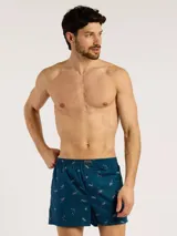 Bóxer de algodón blanco con estampado de flores pequeñas color celeste, con cintura elástica y logo de la marca en el centro.