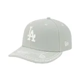 Gorra New Era 59FIFTY de los Los Angeles Dodgers, color gris con bordados en blanco. Cuenta con el logo del equipo en el frente, el flag de New Era en el lateral y detalles bordados estilo bandana a lo largo de la visera.