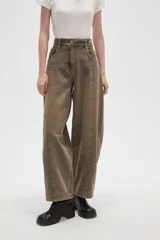 Pantalon de jean con corte tipo balloon, de tiro medio y diseño holgado con costuras verticales frontales.