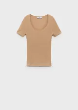 Jersey de punto acanalado color beige, con cuello redondo escotado y mangas cortas. Diseño recto y entallado.