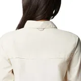Camisa de manga larga Columbia, diseñada para senderismo, con tecnología de secado rápido y protección solar. Presenta cuello clásico, cierre frontal con botones, bolsillos en el pecho y mangas enrollables con lengüetas de ajuste.