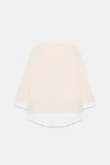 Sudadera de algodón color marrón con efecto doble capa, con cuello redondo y detalles en tejido blanco a contraste en las mangas y el bajo asimétrico.