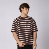 Remera tejida de manga corta en hilado 100% algodón, con diseño de rayas horizontales en color marrón y blanco, cuello redondo y calce relaxed.