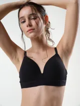 Soutien blanco de algodón rib con copas soft preformadas sin aro y banda elástica inferior con logo de la marca.