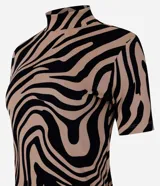 Blusa de rib color crema con estampado de cebra en marrón. Tiene cuello alto y mangas cortas.