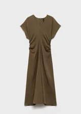 Vestido midi de tejido fluido con diseño evasé, escote en pico y mangas cortas. Presenta un detalle drapeado en los laterales de la cintura y cierre de cremallera invisible en la parte posterior.