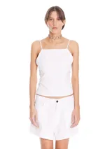 Top blanco, tipo corset o sastre, de corte recto y ajustado al cuerpo, con tirantes finos.