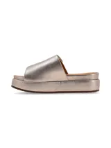 Sandalia de cuero color peltre, con plataforma, tira ancha con ajuste de velcro y aplique metálico ornamental.