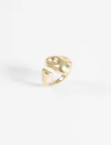 Anillo plateado de acero quirúrgico hipoalergénico con textura marcada.