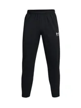 Pantalón deportivo Under Armour de la colección Challenger, color negro, con corte ajustado en las piernas. Presenta cintura elástica con cordón interno, bolsillos laterales con cierre y cremalleras en los tobillos para facilitar el uso con calzado deportivo. Incluye logo de la marca estampado en la pierna.