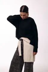 Sweater de punto con cuello redondo, mangas largas con hombros caídos y silueta relajada.