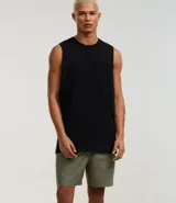 Bermuda verde militar para hombre, confeccionada en tela liviana de viscosa y cáñamo, con cintura elástica, cordón para ajuste y bolsillos laterales.