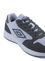 Championes urbanos Umbro modelo Volcan II, color azul marino con detalles en blanco. Presentan el logo de la marca en el lateral, cierre con cordones y suela de goma blanca.