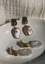 Aros colgantes con gancho de plata 925 bañada en oro, con dije de perla barroca de río con oriente rosa lila.