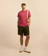 Bermuda verde militar texturizada de corte clásico con bolsillos laterales, cintura elástica y cordón de ajuste.