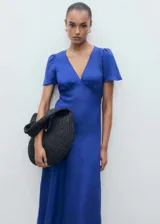 Vestido midi de color azul vibrante, confeccionado en una mezcla de lino y viscosa. Presenta un diseño evasé con escote en pico, mangas cortas ligeramente abullonadas y un corte favorecedor en la cintura.