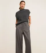 Pantalón de corte recto y estilo sastre, confeccionado en una mezcla de poliéster y viscosa. Presenta cintura alta con elástico y lazo ajustable, costuras frontales decorativas y bolsillos laterales.