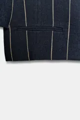 Chaqueta corta ZARA Woman Collection de diseño estructurado, color azul marino con patrón de rayas diplomáticas claras. Presenta cuello redondo mao, manga corta, falsos bolsillos de vivo en el delantero y cierre frontal cruzado con un botón.