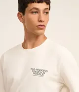 Remera de hombre de algodón color crudo, corte relajado, cuello redondo y manga corta. Estampa frontal con letras y un perro skater.