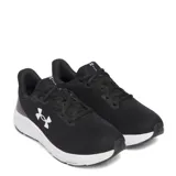 Championes de running Under Armour modelo Pursuit 4, color negro con detalles en blanco. Presentan una parte superior de malla transpirable, cierre con cordones y entresuela Charged Cushioning de espuma moldeada por compresión para mayor amortiguación y durabilidad.