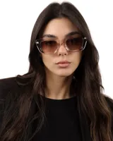 Lentes de sol con marco cuadrado transparente y lentes degradadas color marrón.