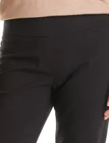 Pantalón de gabardina elastizada con pretina ancha elástica, bolsillos simulados en la parte delantera y bolsillos aplicados en la parte trasera.