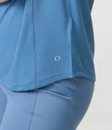 Remera deportiva de microfibra texturizada color marrón, con mangas cortas y recortes en los laterales.