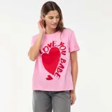 Camiseta de manga corta color rosa con estampado frontal en color rojo que incluye un corazón y la frase Love You Babe.