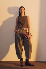 Bota corta de cuero vacuno con acabado charol brillante, diseño de punta cuadrada y suela de caucho con pequeña plataforma.