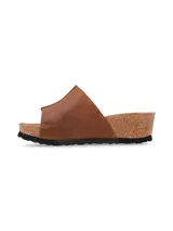 Sandalia de plataforma color chocolate, con tira ancha de cuero rústico, horma ergonómica y suela de corcho flexible con base de goma.