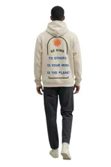 Hoodie de felpa color beige, con capucha y estampado en la espalda que incluye un diseño de sol naranja y texto en negro y azul.