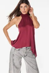 Top de satén fluido y crep texturado, color marrón, con diseño halter que se ata al cuello y deja los hombros y la espalda descubiertos.