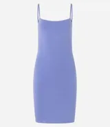 Vestido corto color rosado, de escote recto, con breteles finos y confeccionado en algodón con elastano.