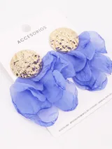 Aros colgantes con base dorada y flores de tela color celeste.