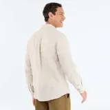 Camisa de lino de manga larga color beige, con cuello camisero y cierre frontal de botones.
