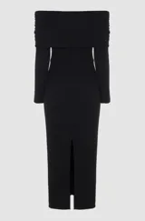 Vestido midi negro de hombros descubiertos, confeccionado en punto con forro, canesú drapeado en el escote y detalle de apliques florales tridimensionales con brillos en el frente. Tiene mangas largas y corte ajustado.