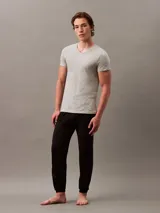 Pack de tres remeras Calvin Klein de algodón, con cuello en V y logo bordado en el dobladillo. Incluye una remera negra, una gris y una blanca.