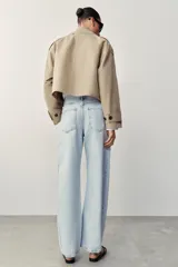 Jeans de tiro alto con diseño barrel y cinco bolsillos, de pernera holgada que se estrecha hacia el tobillo, en tono celeste claro.