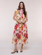 Vestido midi de calce fluido y corte camisero, con estampado floral en tonos rosa, rojo, amarillo y verde. Cuenta con cuello camisero, escote en V, abotonadura frontal oculta, mangas cortas tipo cap sleeve, lazo ajustable en la cintura del mismo género y falda evasé con recorte fruncido.