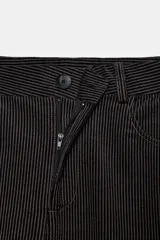 Pantalón de tiro medio con corte wide leg y diseño de rayas verticales a contraste. Cuenta con cintura con trabillas, cierre frontal con cremallera y botón, y cinco bolsillos.