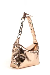 Cartera de hombro con acabado metalizado dorado, diseño estructurado con solapa superior y detalle de cadena metálica en uno de los laterales de la correa.